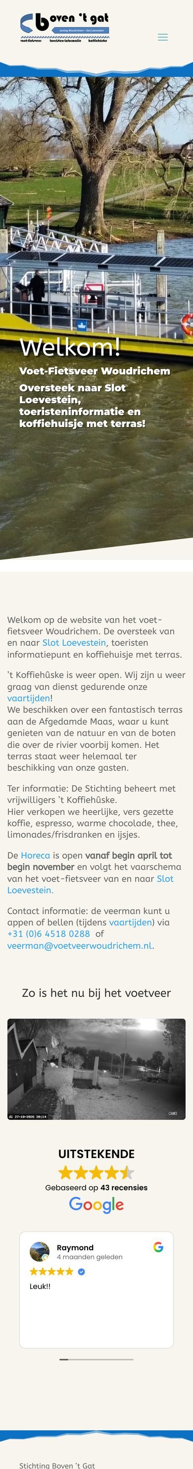 De hele homepage van Voetveer Woudrichem op een telefoon, beweeg erover om te scrollen